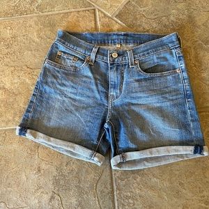 Levi’s Mid length short